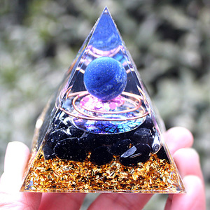 Pyramide en époxy cristallin avec boule de lapis-lazuli, décoration de maison, ornement de bureau - Product Image 1