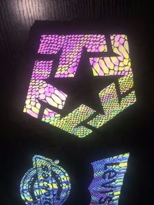 شعار فينيل انعكاسي حراري مطبوع عليه قوس قزح مضيئة حسب الطلب علي التيشيرتات والملابس - Product Image 6