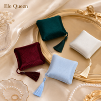 Boîte de rangement à bijoux en velours et satin de qualité supérieure avec couvercle rabattable et breloque pompon pour le rangement de bijoux, colliers, bagues et boucles d'oreilles