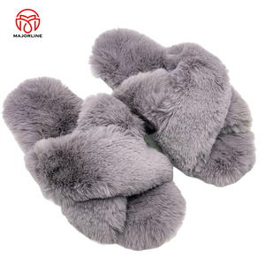 Đôi dép lê mềm mại, ấm áp, lông xù, kiểu dáng thời trang dành cho nữ, màu trắng, có quai, dùng trong nhà - Product Image 1