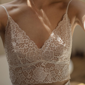 Sujetador de encaje con estampado sexy y transpirable sin aros para mujer, con tirantes ajustables y copas triangulares delgadas - Product Image 1