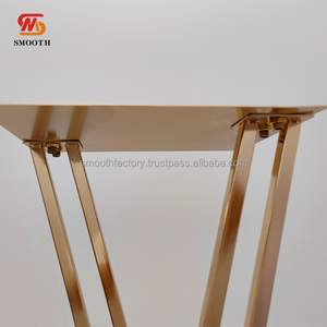 Decoración para Bodas y Eventos LEDA, Soporte de Flores Cuadrado de Metal Dorado en Forma de Cruz, Personalizado y de Lujo - Product Image 3