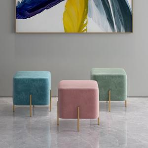 Taburete <span class=keywords><strong>cuadrado</strong></span> con patas doradas para sala de estar, mueble otomano de terciopelo <span class=keywords><strong>rosa</strong></span>, ahorro de espacio, venta al por mayor - Product Image 1