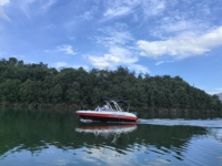 Yacht de sport avec tour de wakeboard, auvent bimini, bateau en fibre de verre pour 8 personnes avec moteur hors-bord, siège confortable en forme de U