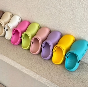 Vente en gros de sandales, sabots classiques, mules et pantoufles médicales de jardin personnalisées en EVA pour hommes, femmes et enfants - Product Image 1