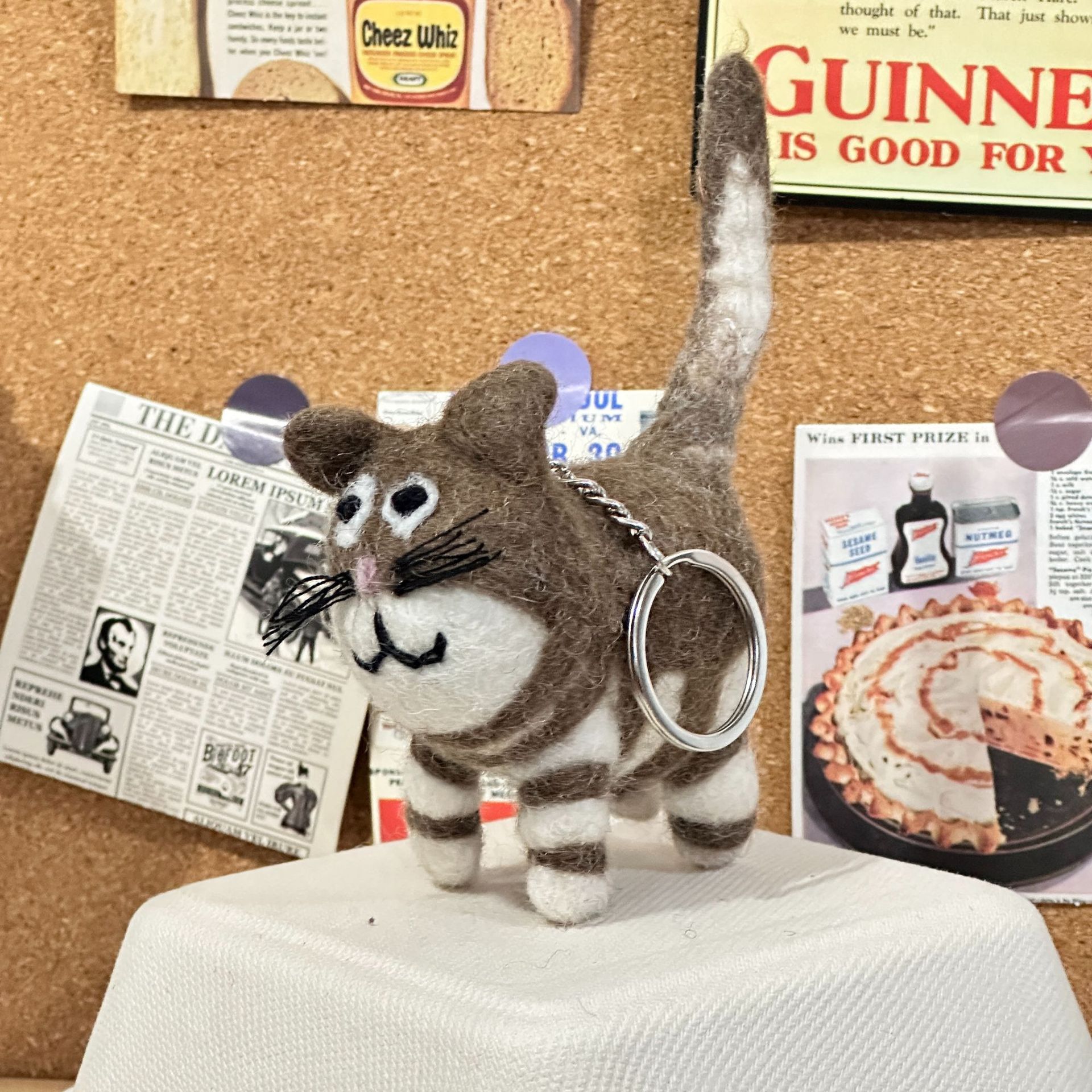 Light coffee kitten [two colors randomly shipped]