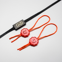 Étiquettes suspendues personnalisées Reuners avec logo estampé à chaud, cordon, couleur, taille, sacs, chaussures, vêtements, fermeture à pression en plastique, OEM/ODM sur mesure