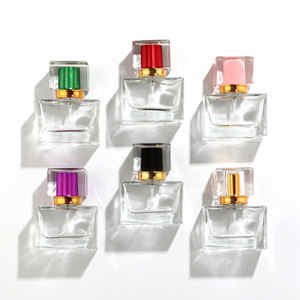 Bouteilles <span class=keywords><strong>de</strong></span> <span class=keywords><strong>parfum</strong></span> en verre transparent personnalisables <span class=keywords><strong>de</strong></span> 30ml 50ml en forme <span class=keywords><strong>de</strong></span> rectangle carré avec capuchon en cristal carré pour les soins personnels - Product Image 6