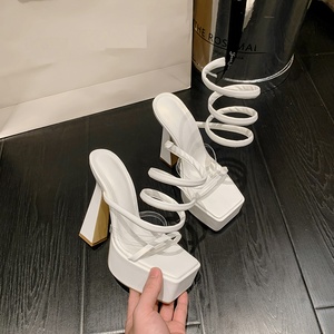 Nouvelles sandales à plateforme 2025 pour femmes, à talon épais torsadé en forme de serpent - Product Image 3