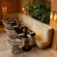 Ensemble de meubles de restaurant moderne et personnalisé avec table demi-cercle en rotin et plateau en pierre, canapé en velours et chaises pour café