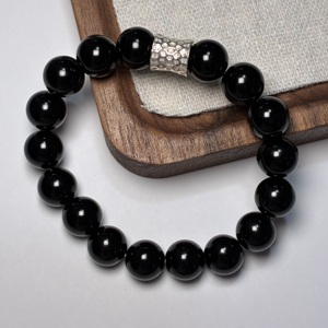 Bracciale in <span class=keywords><strong>ossidiana</strong></span> nera naturale da 10 mm con ciondolo in argento da 7 mm, pietra energetica curativa, gioiello protettivo per uomo e donna, 17 cm - Product Image 3