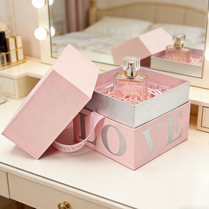 Boîte en carton personnalisée rose LOVE imprimée, boîte en carton carrée de luxe pour emballage de cadeaux de mariage ou de la Saint-Valentin - Product Image 1