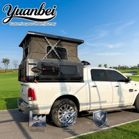 Camper aménagé robuste 4x4 pour pick-up, idéal pour les aventures tout-terrain, avec armoires utilitaires verrouillables