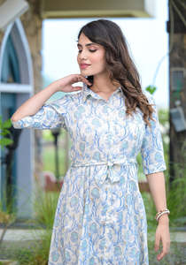 Robe d'été décontractée pour femme, coupe trapèze, longueur genou, en coton et lin teint en pièce, imprimé floral blanc et bleu, boutonnée, manches 3/4 - Product Image 6