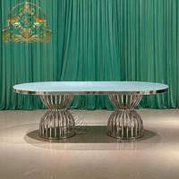 Mesa Ovalada Elegante y Moderna de Lujo para Comedor de Hotel, Banquetes de Boda, con Patas Doradas, Tapa de Cristal Espejo y Estructura de Acero Inoxidable