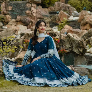 Costume Anarkali de luxe pour femmes élégant fabriqué à la mode haut de gamme avec matériau souple de style indien en fausse floraison - Product Image 1