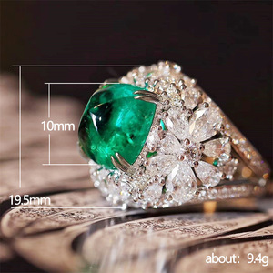 Anillo de Compromiso F1194 con Esmeralda, Diseño Floral en Oro Sólido de 18K, Engaste de Puntas, Diamantes Redondos de Corte Brillante para Mujer - Product Image 3
