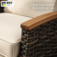 Chaise longue d'extérieur inclinable en rotin PE avec dossier réglable, repose-pieds, table latérale pliable et accoudoirs en bois