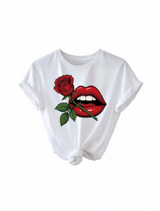 T-shirt da donna bianca a maniche corte con scollo rotondo, stampa romantica di labbra rosa, vestibilità ampia casual, lavabile in lavatrice per tutte le stagioni - Product Image 1