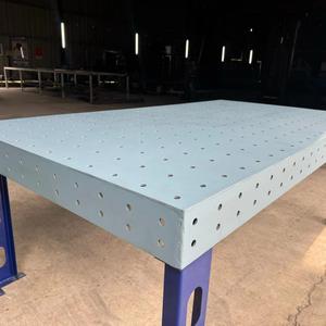 Table de soudage robuste, table de soudage de haute résistance, structure en acier perforé épais avec grille interne renforcée, et pieds en acier. - Product Image 1