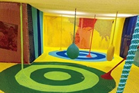 Mur d'escalade et toboggan en filet crocheté arc-en-ciel pour aire de jeux commerciale en extérieur, en nylon, taille et couleur personnalisables pour les parcs d'aventure