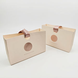 Sacs en papier pour vêtements en carton recyclable avec logo personnalisé en gros, sacs cadeaux de luxe de grande et moyenne taille, blancs, impression sérigraphique - Product Image 4