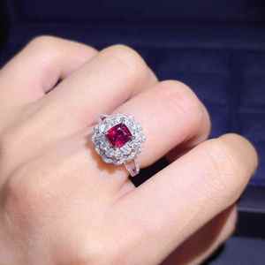 Anillo de rubí natural color sangre de paloma de 1.36 ct en oro de 18 quilates con pavé de 99 diamantes sudafricanos de alta calidad, total de 0.96 ct, certificado AIGS+NGTC - Product Image 4