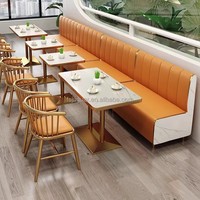 Ensemble de banquettes de restaurant modernes en cuir vert Jaguar souple avec garniture dorée et chaises de salle à manger pour café et villa