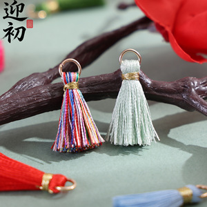 Colgante Mini Borla 'Welcome The Beginning' de 2 cm, Hilo de Poliéster 'Ice Silk' con Baño de Oro de 18K para la Fabricación de Pulseras - Product Image 3