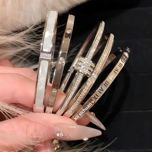 Bracelets et Joncs de Mode pour Femmes en Acier Inoxydable Plaqué Or 18K, Vente en Gros - Product Image 3