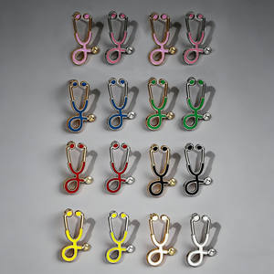 卸売カスタマイズブローチピン漫画風クリエイティブドクターミニ聴診器ブローチジュエリーチャームブローチピン - Product Image 6