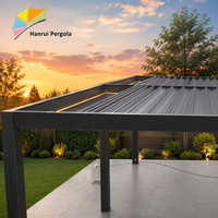 Pergola électrique rétractable en aluminium avec toit à lames motorisé, auvent isolé thermiquement, abri autoportant pour terrasse extérieure