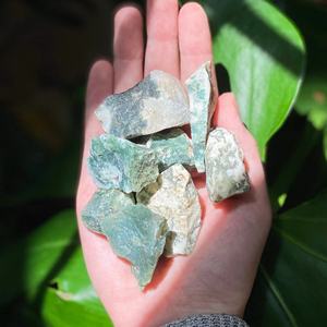 Vente en gros d'agate mousse naturelle brute, cristal brut d'agate herbe d'eau pour la décoration intérieure et la fabrication de bijoux - Product Image 1