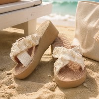 Sandales tongs pour femmes, personnalisées OEM, antidérapantes en EVA, en tweed à volants, à enfiler, texturées effilochées, confortables et épaisses