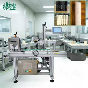 Machine de marquage laser pour étuis de stylos industriels, pour la production en série, avec alimentation automatique et marquage de codes variables - Product Image 1