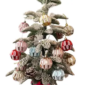 Galvanisierte weihnachts-dekorationskugeln 6 cm 8 cm speziell geformter kunststoff-weihnachtsball laden hängende kugel weihnachtsbaum-anhänger