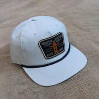 Topi Kasual Olahraga Putih dengan Logo Patch Tenun Kustom, 5 Panel, Pinggiran Datar, Tali Hitam, dan Penutup Snapback Poliester