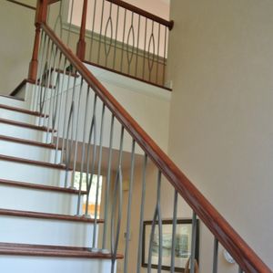 Balaustres de hierro modernos Marquis de la serie Aalto emparejados con barra lisa - Product Image 5