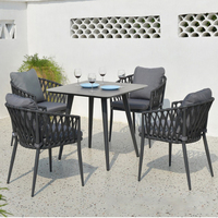 Ensemble de meubles d'extérieur, quatre chaises de luxe, table de jardin, table de restaurant en plein air, meubles en corde faits à la main