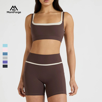Ensemble de sport deux pièces avec soutien-gorge de sport à double bretelle et short à poches latérales pour la gym et le fitness