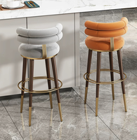 Nordischer Eleganter Samt-Hocker in Rosa Stilvoller Thekenhocker Runder Fußhocker Gepolsterter Barhocker für Kücheninsel