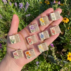 <span class=keywords><strong>Collier</strong></span> pendentif livre fleur de naissance 12 mois, chaîne fine dorée, breloque livre floral peinte à la main <span class=keywords><strong>pour</strong></span> femme, anniversaire, mois de naissance - Product Image 4