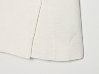 Nouvelle robe mini chic sans manches pour femme, style décontracté et élégant, avec boucle décorative, collection 2026.