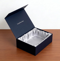 Boîte cadeau magnétique blanche et noire mate avec insert en satin doublé, emballage de luxe pliable personnalisé pour les petites entreprises