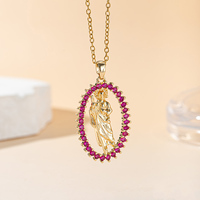Collar con Colgante Ovalado de San Judas en Tono Dorado Deslumbrante con Piedras Magenta Engastadas en Puntas, Joyería de Moda para Mujer, Regalo
