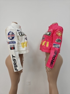 <span class=keywords><strong>Chaquetas</strong></span> de <span class=keywords><strong>Mujer</strong></span> con Estampado de Cuero Estilo Urbano, Novedades de Otoño Invierno, Chaqueta Corta con Parches de Letras, Chaqueta de Motociclista con Cremallera - Product Image 4