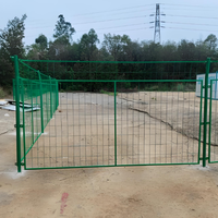 Clôture de réseau d'isolation d'aéroport en fil de fer soudé à trous carrés, galvanisée et recouverte de PVC, avec pliage