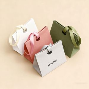 Sac en papier de luxe fait main imprimé sur mesure avec papier spécial et poignée en ruban pour les promotions commerciales et de détail - Product Image 1