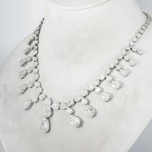 Collar de Diamantes en Forma de Enredadera en Oro Blanco de 14K, Diseño Atemporal, Joyería de Lujo para Mujer, Disponible a Buen Precio - Product Image 5