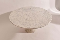 Table à manger moderne de luxe avec plateau en marbre travertin et base sur piédestal pour salle à manger et meubles de cuisine